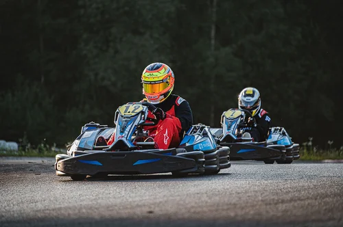 Sim Racing vs. Karting: Which Is the Better Way to Start Your Motorsport Journey?